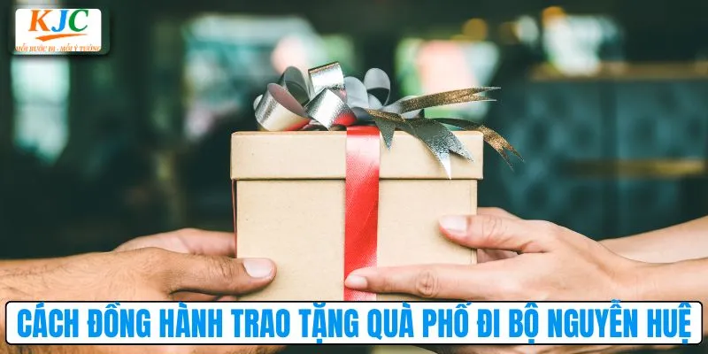 Cách đồng hành cùng trao tặng quà phố đi bộ Nguyễn Huệ