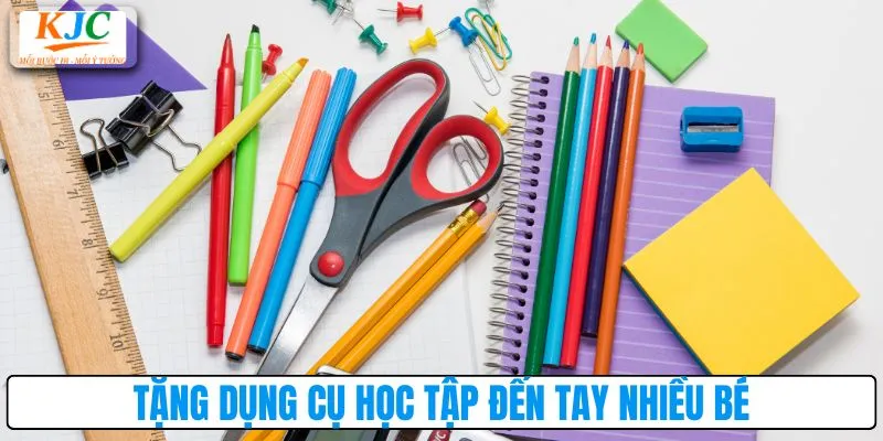 Tặng dụng cụ học tập đến tay nhiều bé