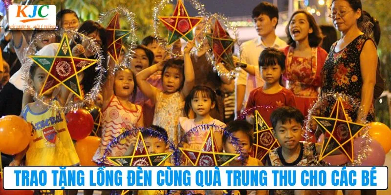 Trao tặng lồng đèn cùng quà Trung thu cho các bé nhỏ