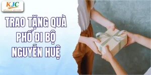 Trao tặng quà phố đi bộ Nguyễn Huệ của KJC