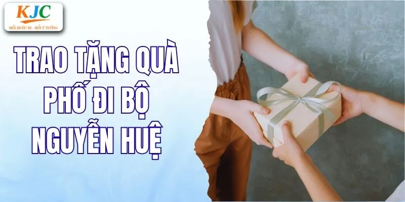 Trao tặng quà phố đi bộ Nguyễn Huệ của KJC
